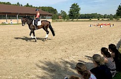 TeilnehmerInnen des Wochenkurses besuchen Reitsportlegende Ingrid Klimke