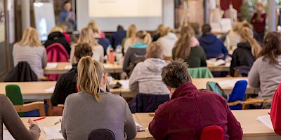 Die TeilnehmerInnen sitzen im Kursraum und werden über die Selbstständigkeit informiert