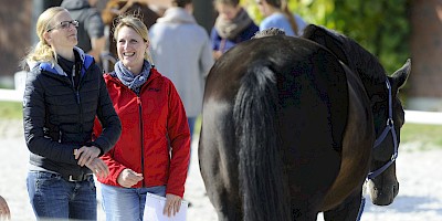 Zwei Teilnehmerinnen mit Pferd im Unterricht