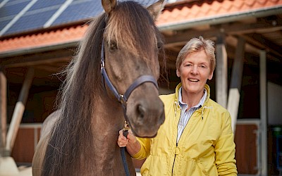 Klimapatin Beatrix Schulte Wien mit Wildpferd Harry