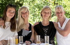 Die ehemalige Teilnehmerin und heute gute Freundin Nicolette Geldermann (2. von rechts) kam sogar aus Neuseeland angereist